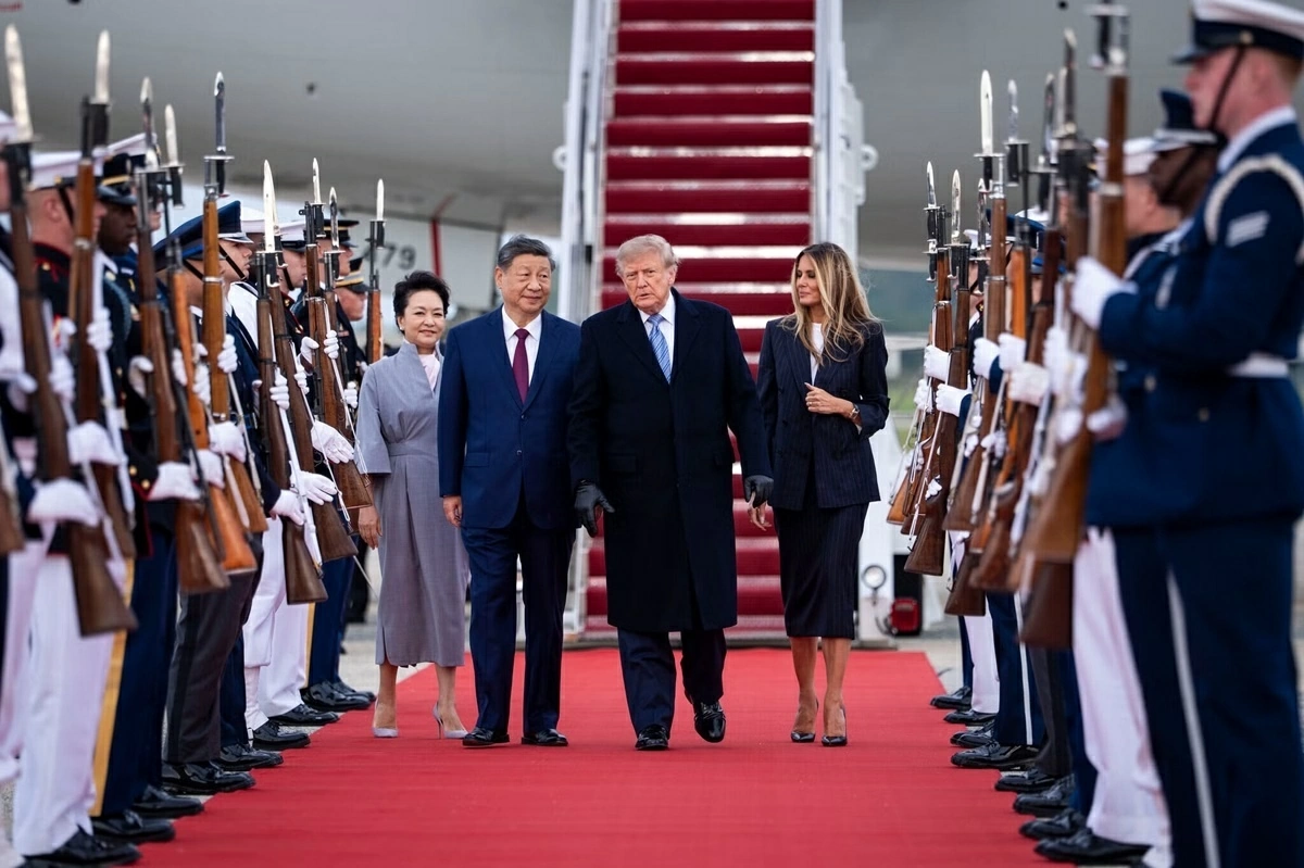 Tổng thống Mỹ đích thân đến sân bay đón Chủ tịch Trung Quốc, ông Tập Cận Bình nói hai nước nên xích lại gần nhau Tổng thống Mỹ đích thân đến sân bay đón Chủ tịch Trung Quốc, ông Tập Cận Bình nói hai nước nên xích lại gần nhau