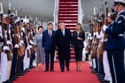 Tổng thống Mỹ đích thân đến sân bay đón Chủ tịch Trung Quốc, ông Tập Cận Bình nói hai nước nên 