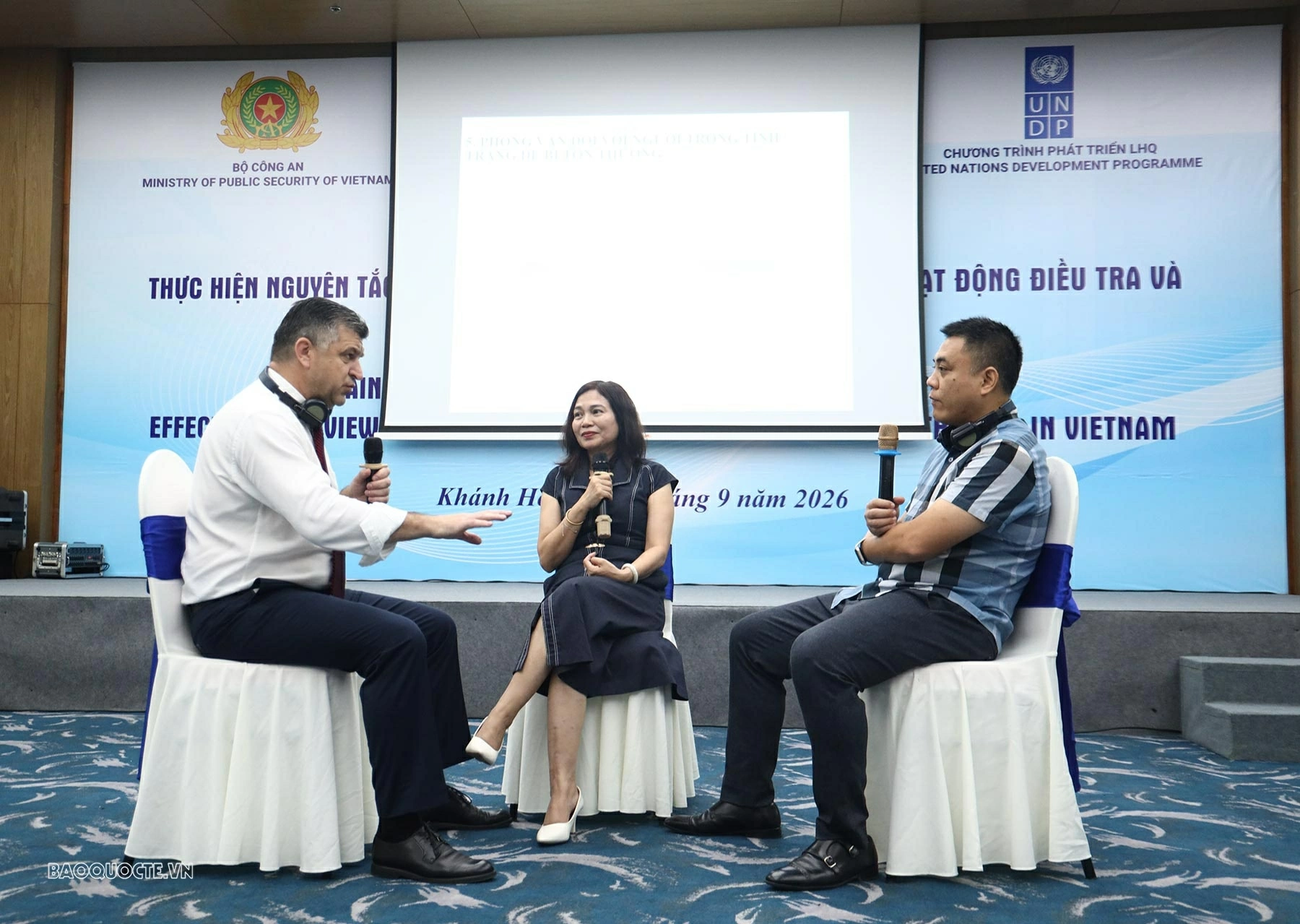 TS. Victor Zaharia vùng đại biểu thực hành tại khóa tập huấn. (Ảnh: Thành Long)