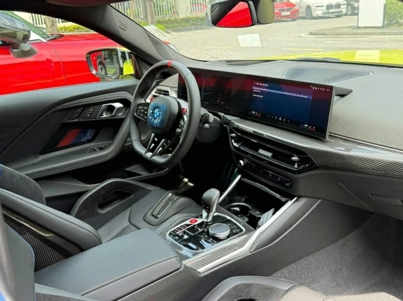 Bên trong cabin, M2 sử dụng BMW Live Cockpit Plus cùng hệ điều hành BMW Operating System 8.5.