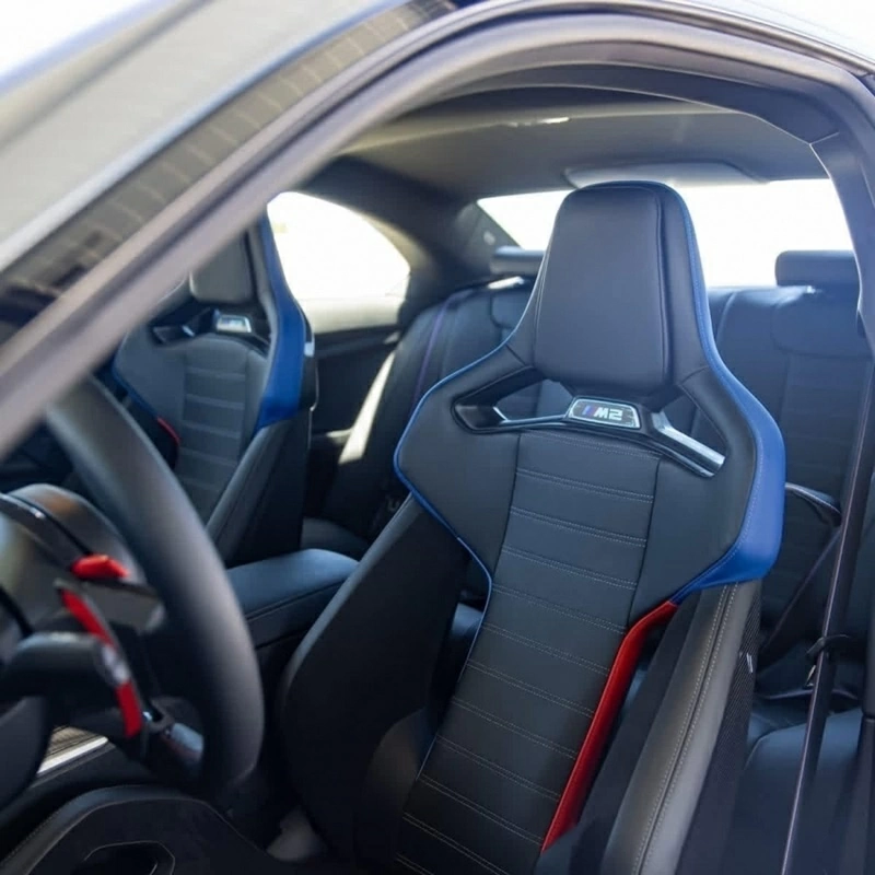 Danh sách tùy chọn trên BMW M2 còn mở rộng sang khoang nội thất với ghế M Sport, ghế M Carbon.