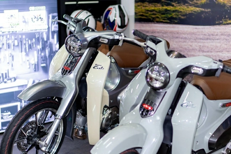 Diện mạo của Super Cub C125 2027 có thêm hai lựa chọn màu xám-đen và bạc-trắng.