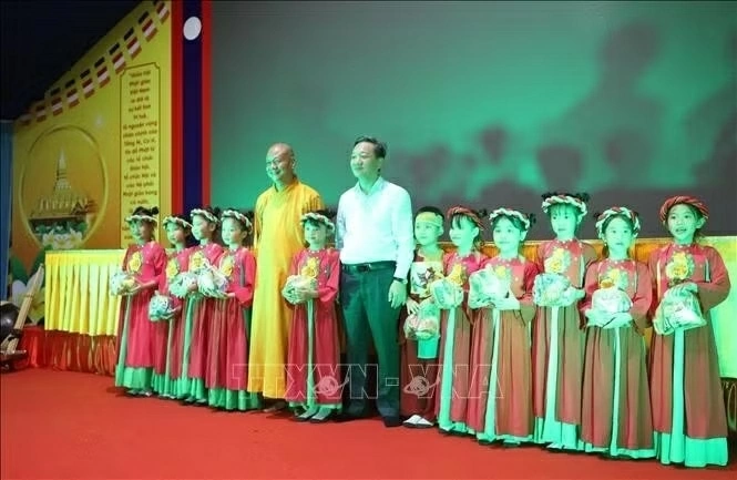 Gìn giữ Tết Trung thu Việt cho thế hệ trẻ tại Lào Mang Tết Trung thu Việt đến thế hệ trẻ tại Lào
