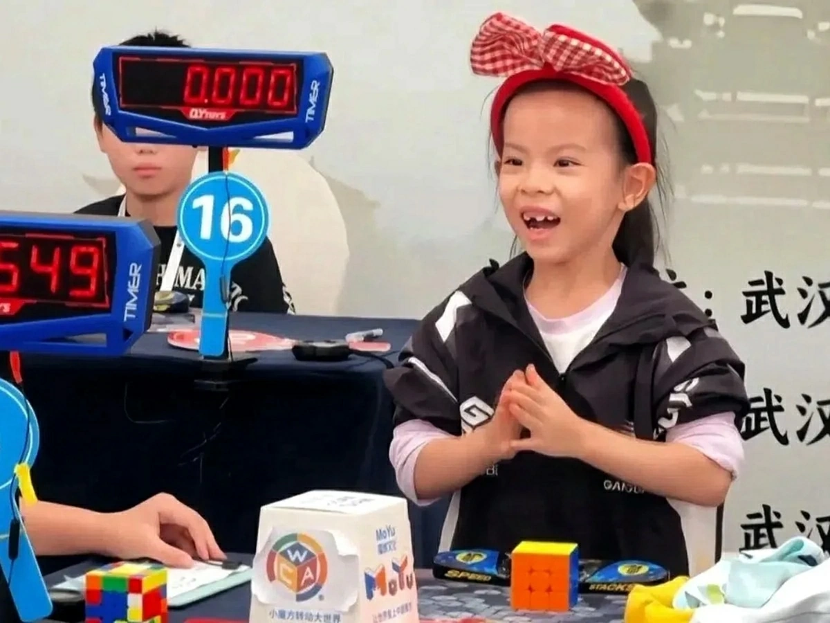 Bí quyết thành tài của bé gái phá kỷ lục Rubik thế giới