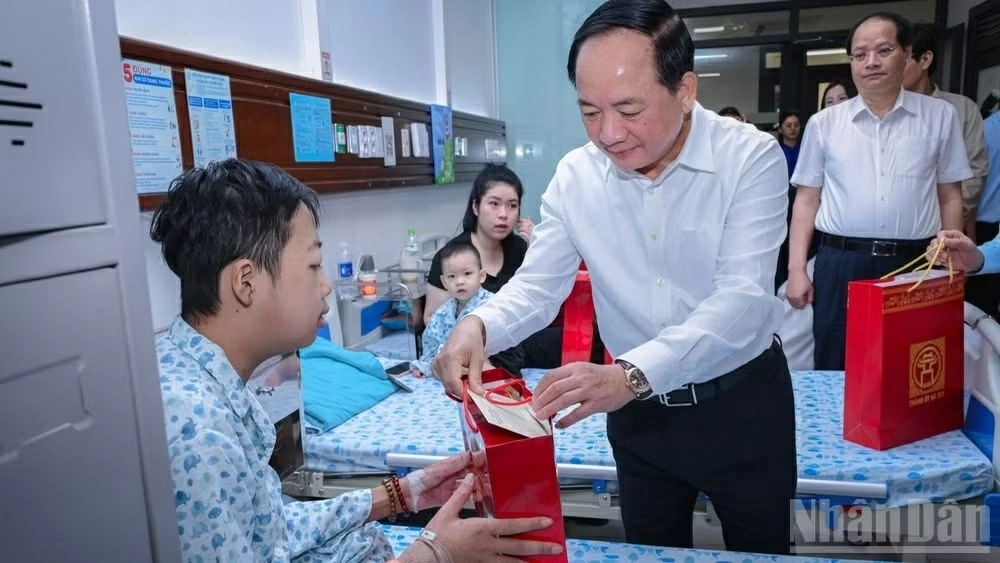 Trưởng ban Tuyên giáo Trung ương thăm, động viên các bệnh nhi nhân dịp Tết Trung thu 2026