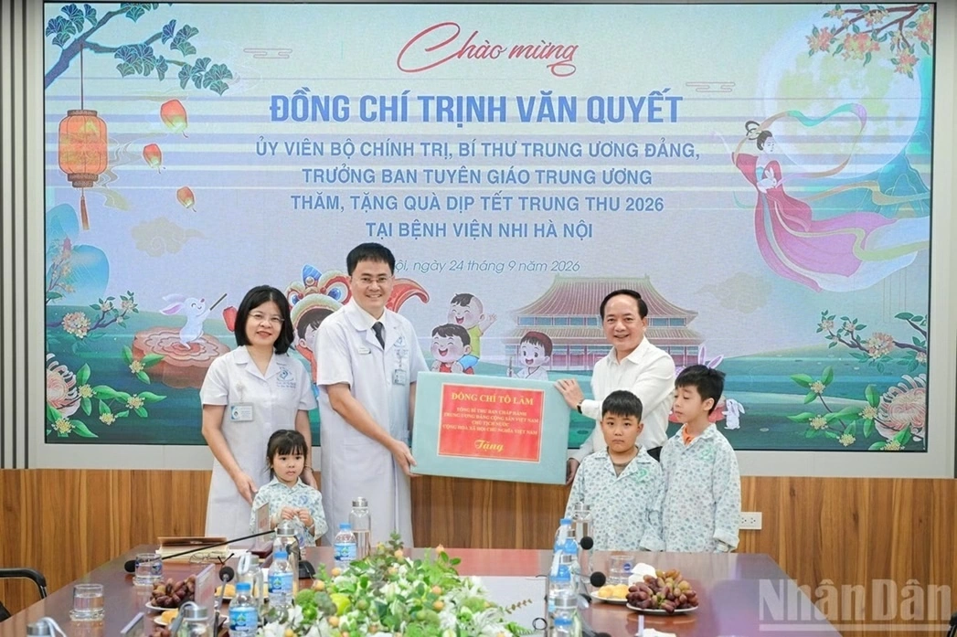 Trưởng ban Tuyên giáo Trung ương thăm, động viên các bệnh nhi nhân dịp Tết Trung thu 2026