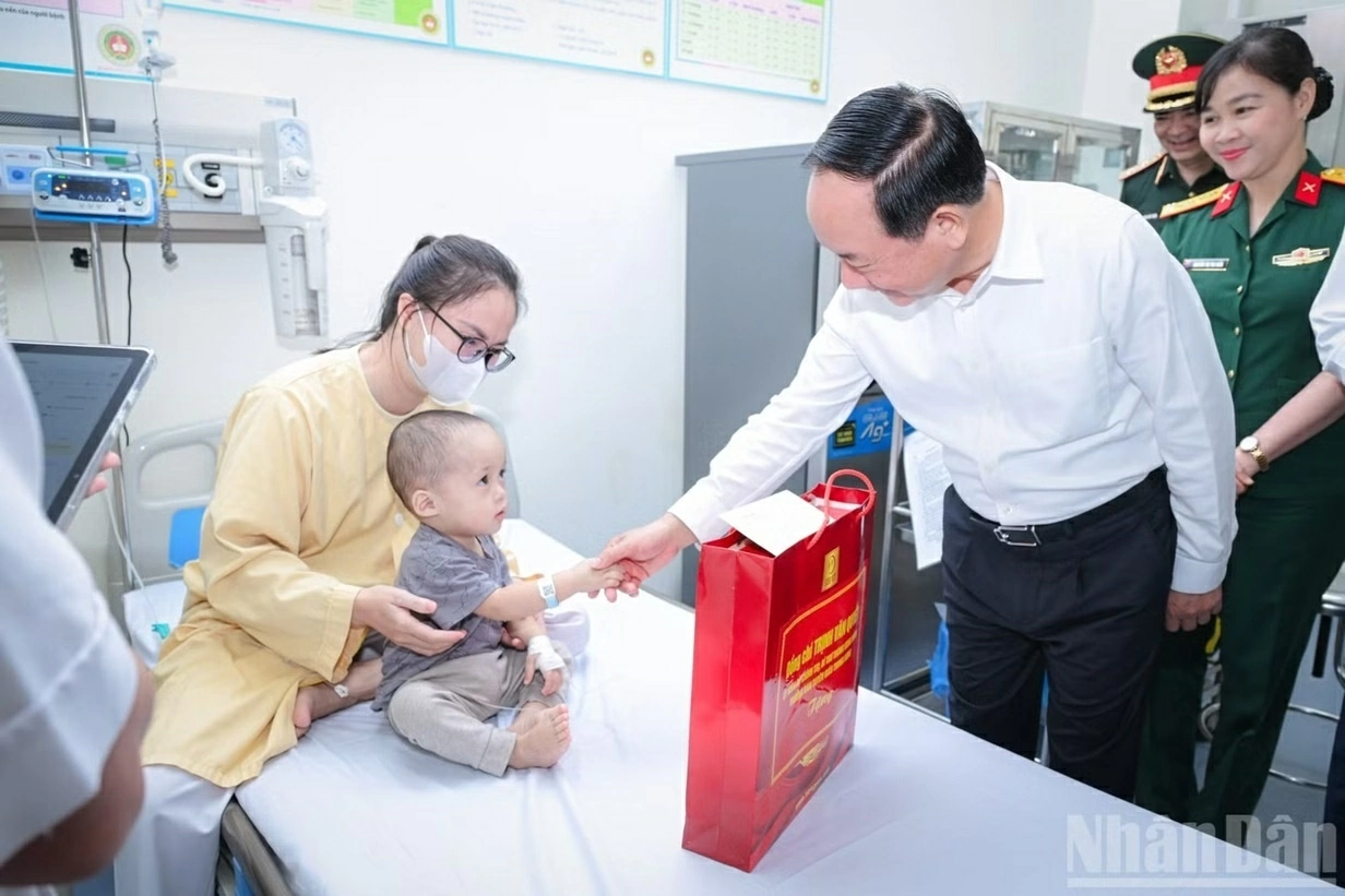 Trưởng ban Tuyên giáo Trung ương thăm, động viên các bệnh nhi nhân dịp Tết Trung thu 2026