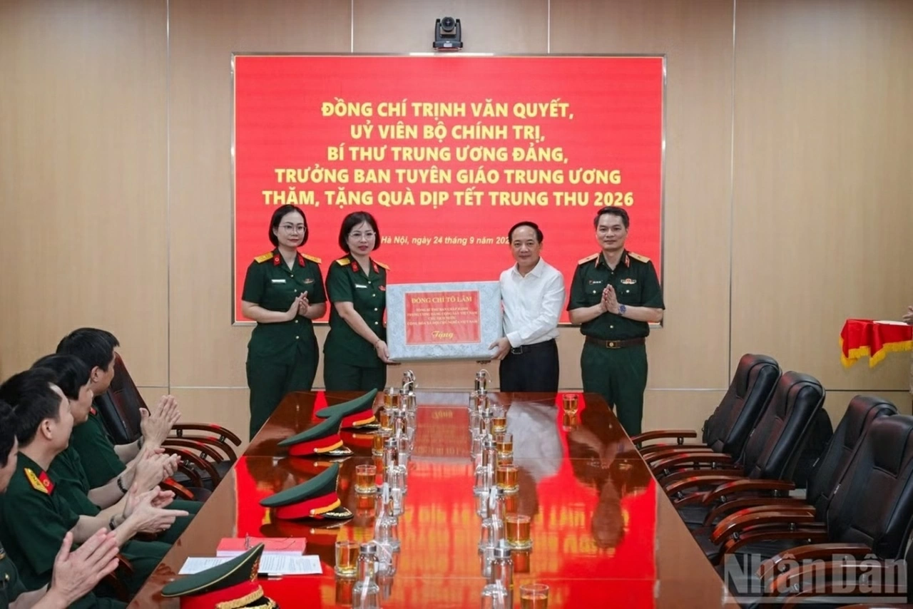 Trưởng ban Tuyên giáo Trung ương thăm, động viên các bệnh nhi nhân dịp Tết Trung thu 2026