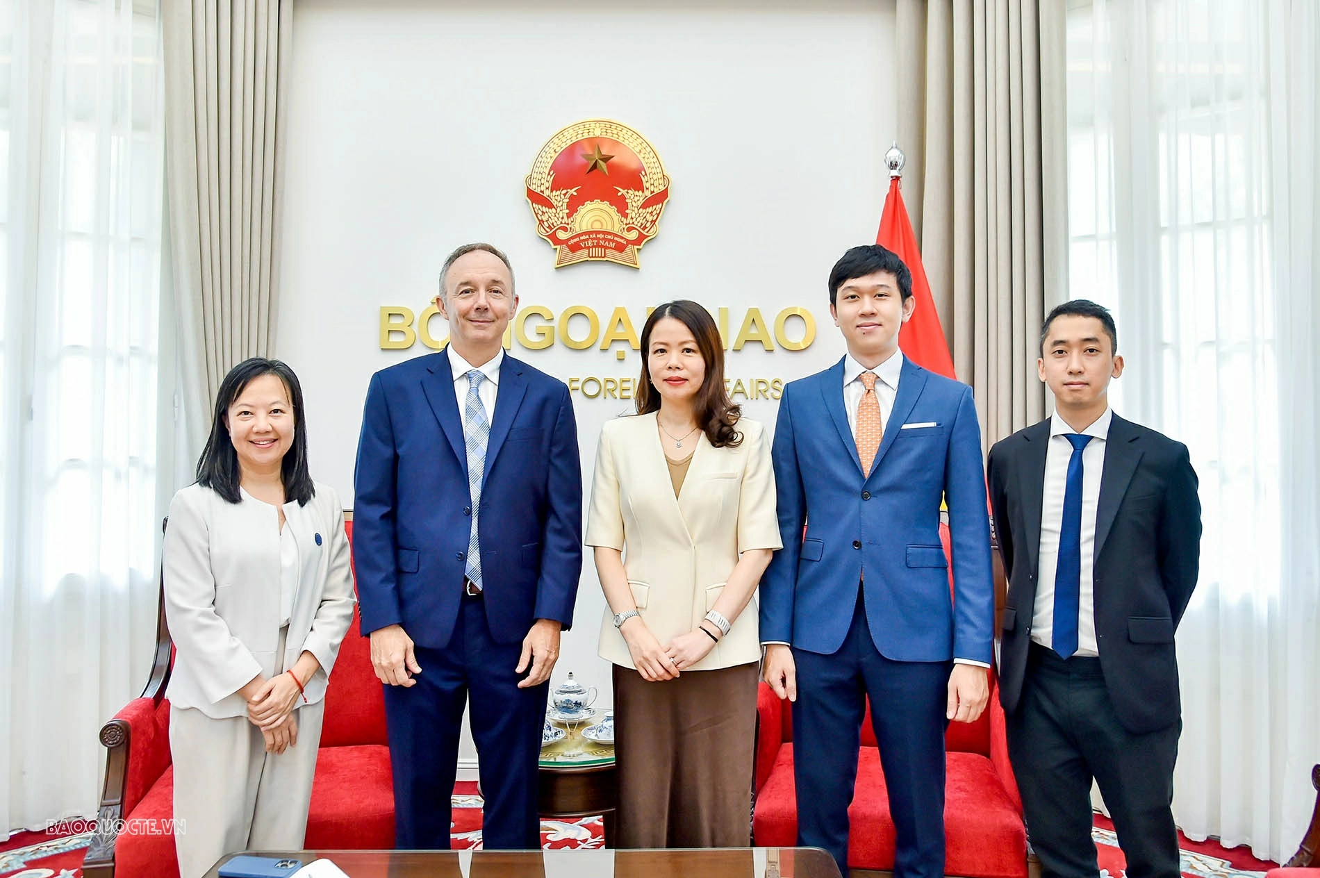 Thứ trưởng Ngoại giao Nguyễn Minh Hằng tiếp Chủ tịch Đại học Fulbright Việt Nam (FUV) Thứ trưởng Ngoại giao Nguyễn Minh Hằng tiếp Chủ tịch Đại học Fulbright Việt Nam