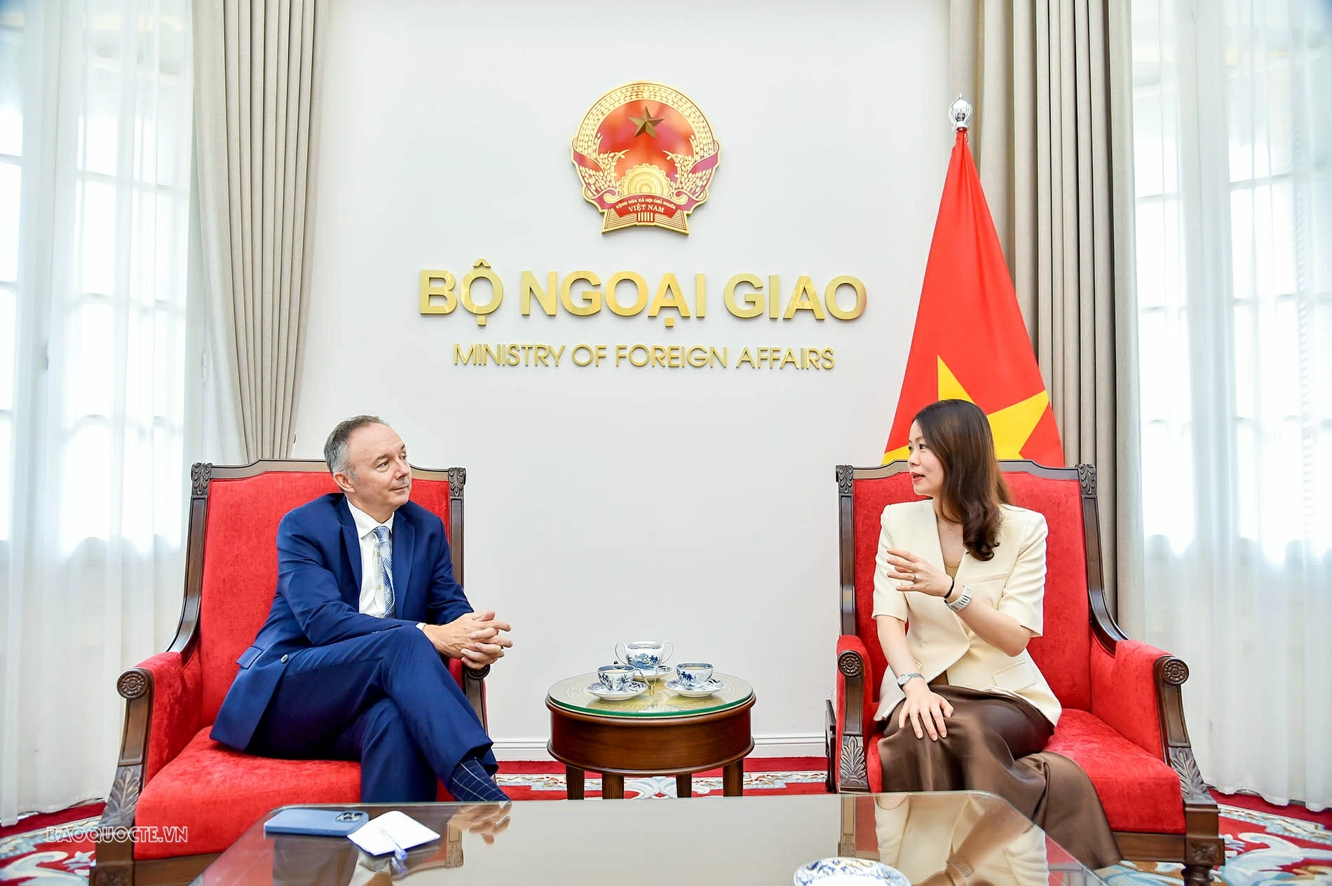 Thứ trưởng Ngoại giao Nguyễn Minh Hằng tiếp Chủ tịch Đại học Fulbright Việt Nam (FUV) Thứ trưởng Ngoại giao Nguyễn Minh Hằng tiếp Chủ tịch Đại học Fulbright Việt Nam