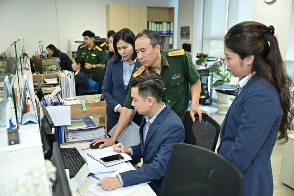 Đoàn trực tiếp tới tham quan và kiểm tra tại Khối Công nghệ thông tin và Khối Hành chính của MB Bank.