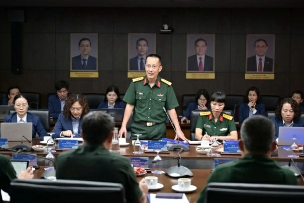 Làm việc với đoàn có Thượng tá Vũ Thành Trung - Phó Chủ tịch HĐQT, Phó Trưởng ban chỉ đạo 988, Đại tá Trần Thị Bảo Quế - Thành viên Ban Điều hành, Phó Trưởng ban chỉ đạo 988 cùng các thành viên trong Ban chỉ đạo 988 của Ngân hàng.
