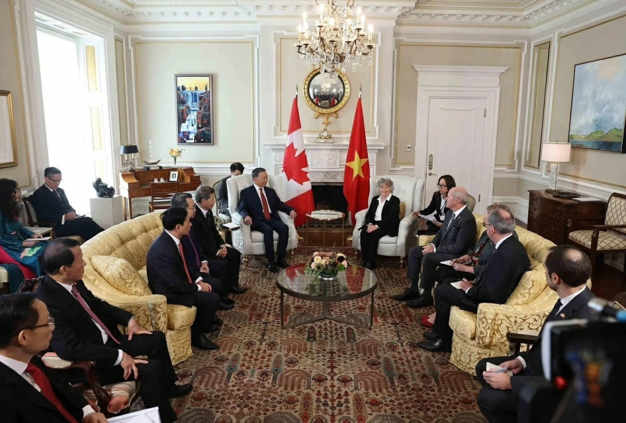 Sáng 24/9 (theo giờ địa phương), tại Phủ Toàn quyền Canada, trong khuôn khổ chuyến thăm cấp Nhà nước tới Canada, Tổng Bí thư, Chủ tịch nước Tô Lâm đã hội kiến với Toàn quyền Canada Louise Arbour sau Lễ đón cấp Nhà nước trọng thể. (Nguồn: TTXVN) Sáng 24/9 (theo giờ địa phương), tại Phủ Toàn quyền Canada, trong khuôn khổ chuyến thăm cấp Nhà nước tới Canada, Tổng Bí thư, Chủ tịch nước Tô Lâm đã hội kiến với Toàn quyền Canada Louise Arbour sau Lễ đón cấp Nhà nước trọng thể. (Nguồn: TTXVN)