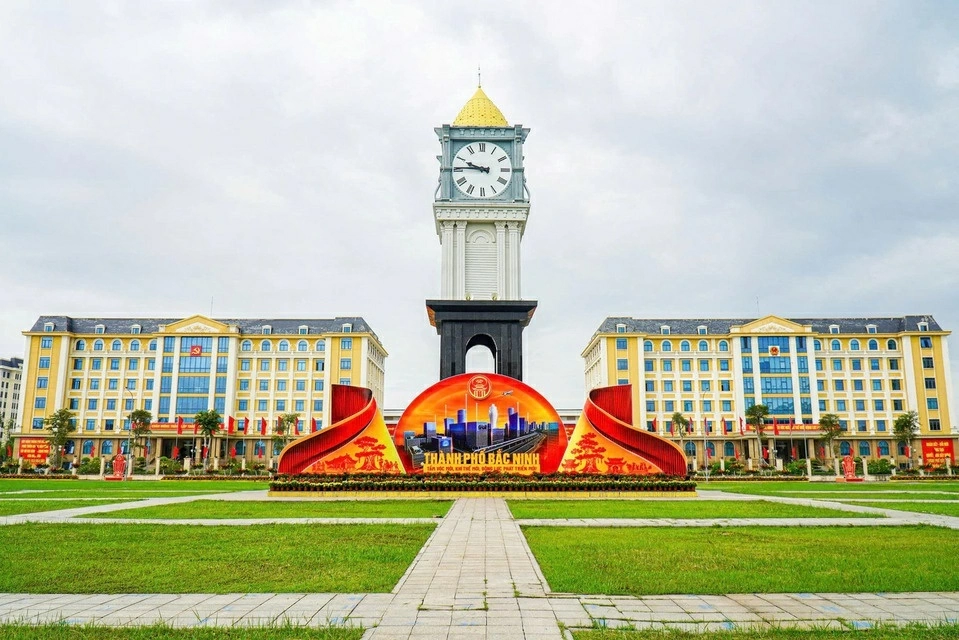 Trụ sở Tỉnh ủy Bắc Ninh (phường Tân Tiến) rực rỡ cờ hoa. (Ảnh: Hà Quân)