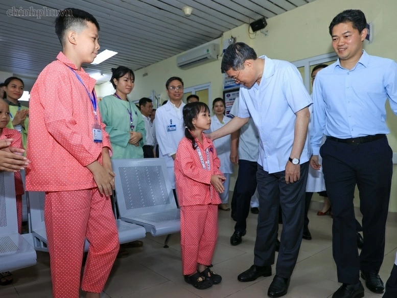 Thủ tướng trao quà của Tổng Bí thư, Chủ tịch nước Tô Lâm tặng các bệnh nhi ung thư