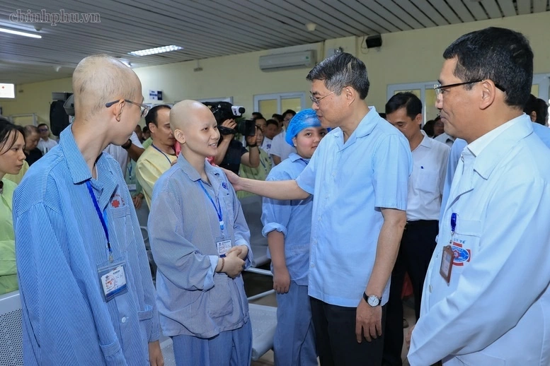 Thủ tướng trao quà của Tổng Bí thư, Chủ tịch nước Tô Lâm tặng các bệnh nhi ung thư