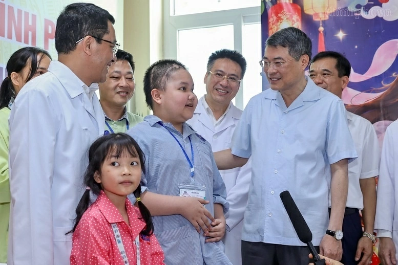 Thủ tướng trao quà của Tổng Bí thư, Chủ tịch nước Tô Lâm tặng các bệnh nhi ung thư