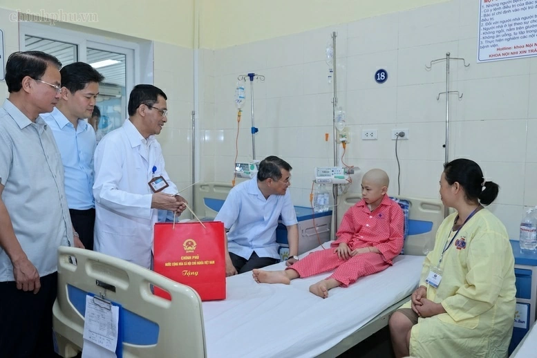 Thủ tướng trao quà của Tổng Bí thư, Chủ tịch nước Tô Lâm tặng các bệnh nhi ung thư