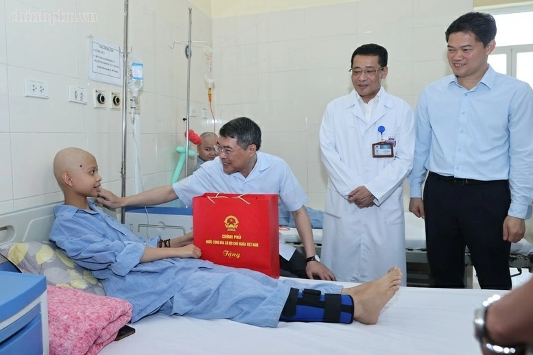 Thủ tướng trao quà của Tổng Bí thư, Chủ tịch nước Tô Lâm tặng các bệnh nhi ung thư