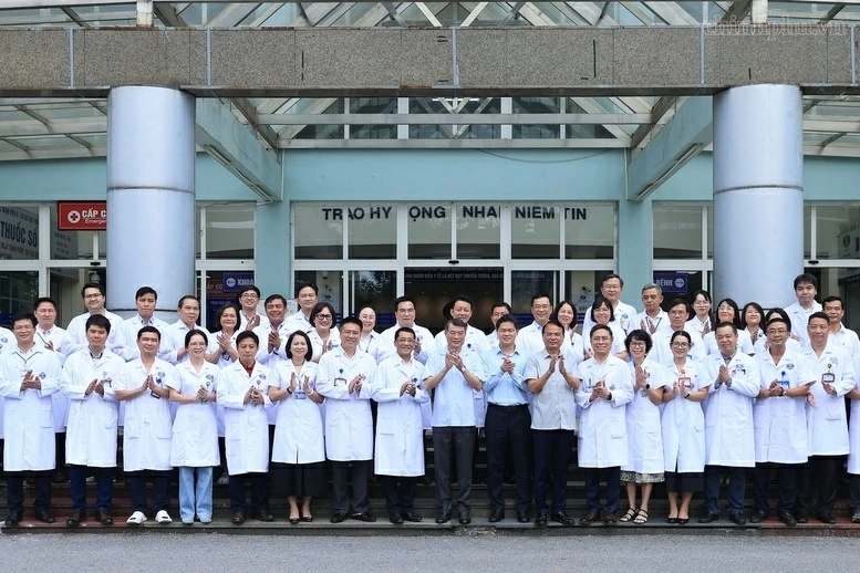 Thủ tướng trao quà của Tổng Bí thư, Chủ tịch nước Tô Lâm tặng các bệnh nhi ung thư