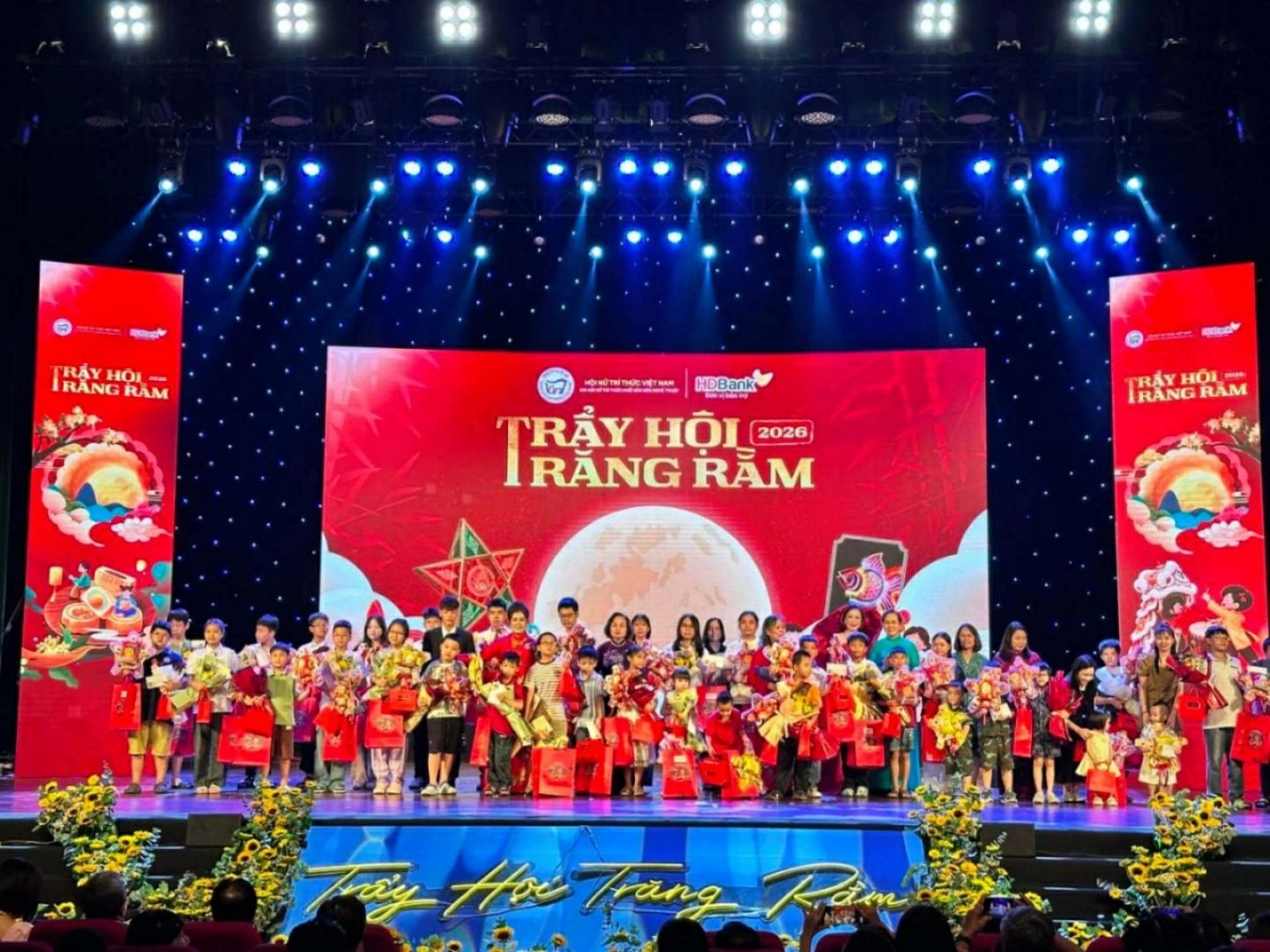 Trẩy hội trăng rằm, chắp cánh ước mơ