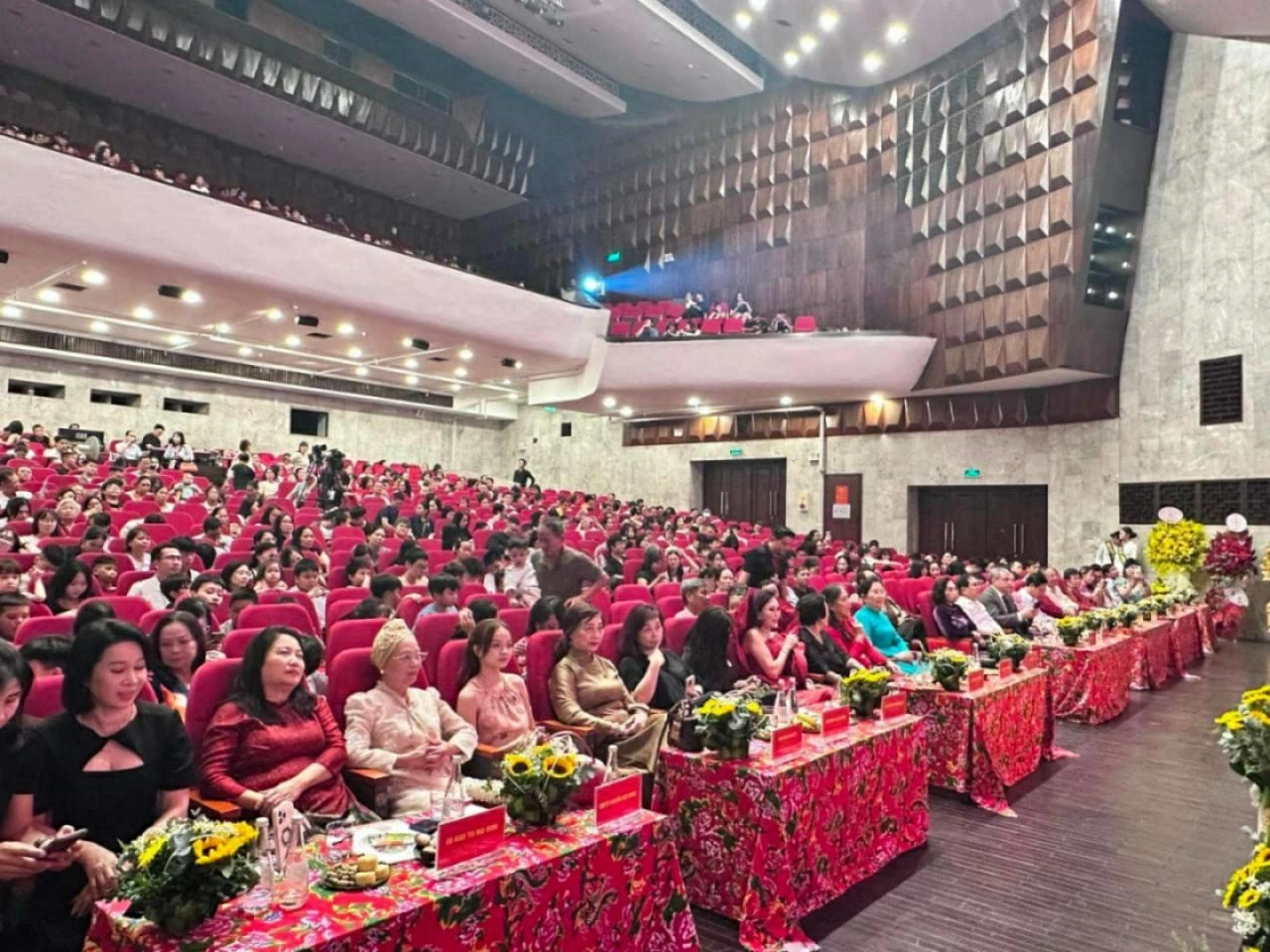 Trẩy hội trăng rằm, chắp cánh ước mơ