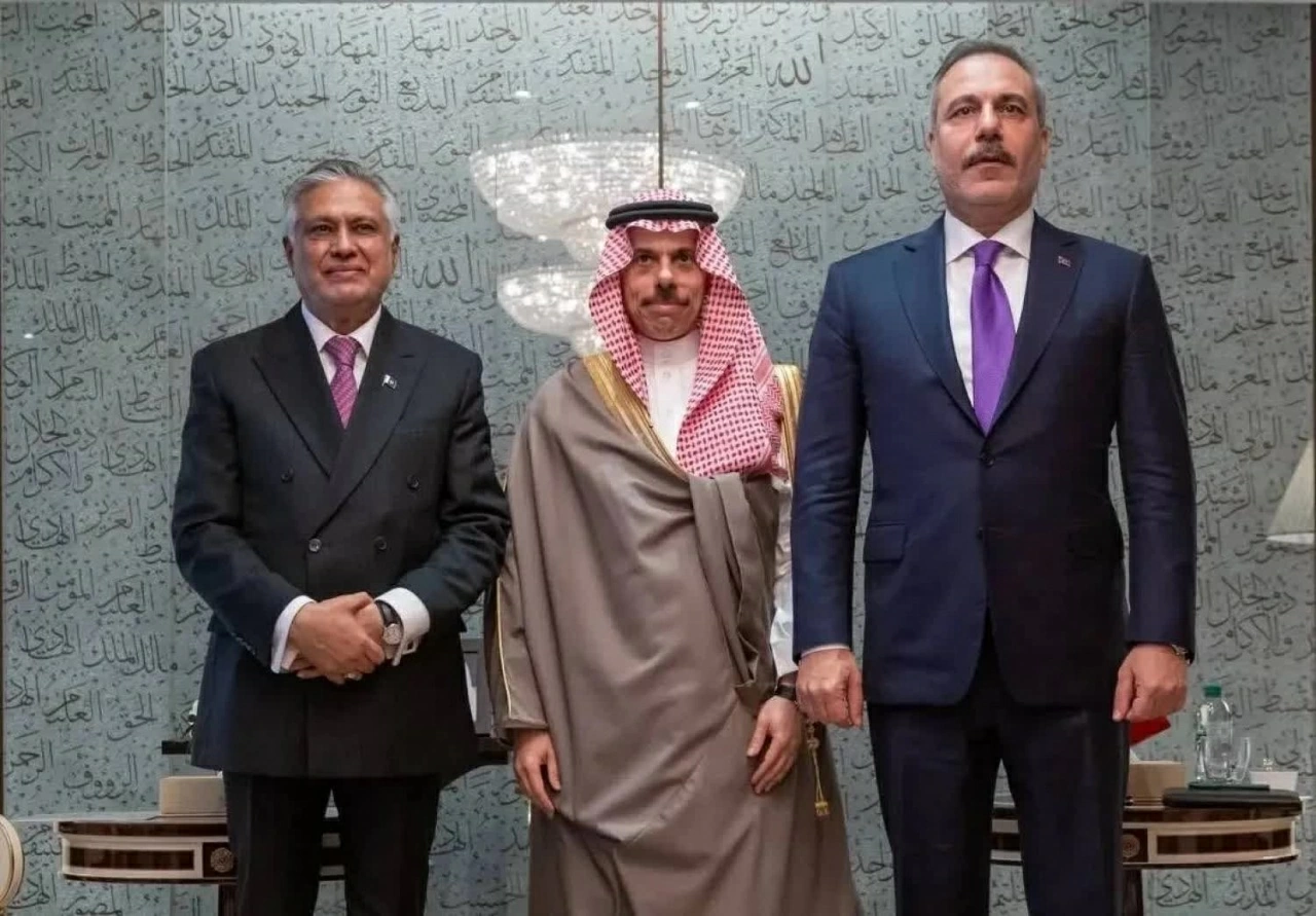 Ngoại trưởng Saudi Arabia, Pakistan và Thổ Nhĩ Kỳ gặp nhau tại New York bên lề Đại hội đồng LHQ, thảo luận cơ chế hỗ trợ Riyadh theo Hiệp định phòng thủ Mecca. (Nguồn: Asharq Al Awsat)