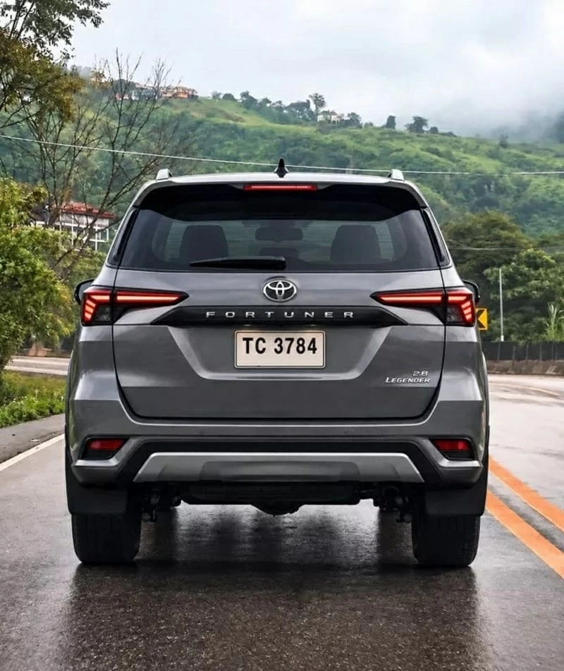 Ảnh dựng thiết kế đuôi xe Fortuner thế hệ mới thông qua ảnh chạy thử thực tế.