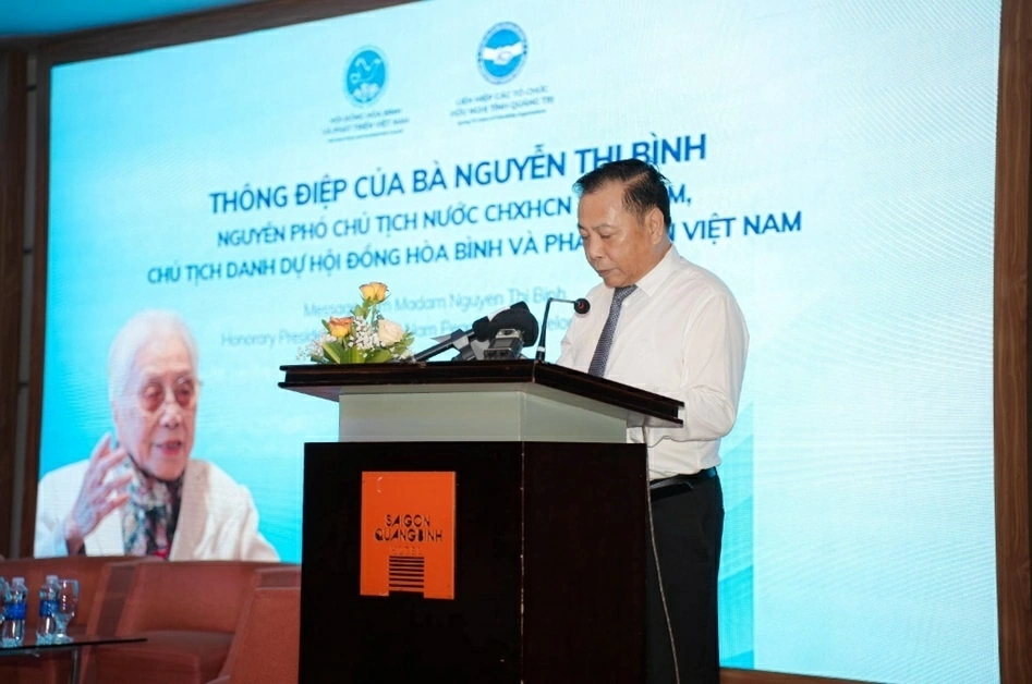 Ông Trần Đắc Lợi, Phó Chủ tịch Hội đồng Hòa bình và Phát triển Việt Nam, đọc thông điệp của nguyên Phó Chủ tịch nước Nguyễn Thị Bình gửi tới Tọa đàm. (Nguồn: BTC)