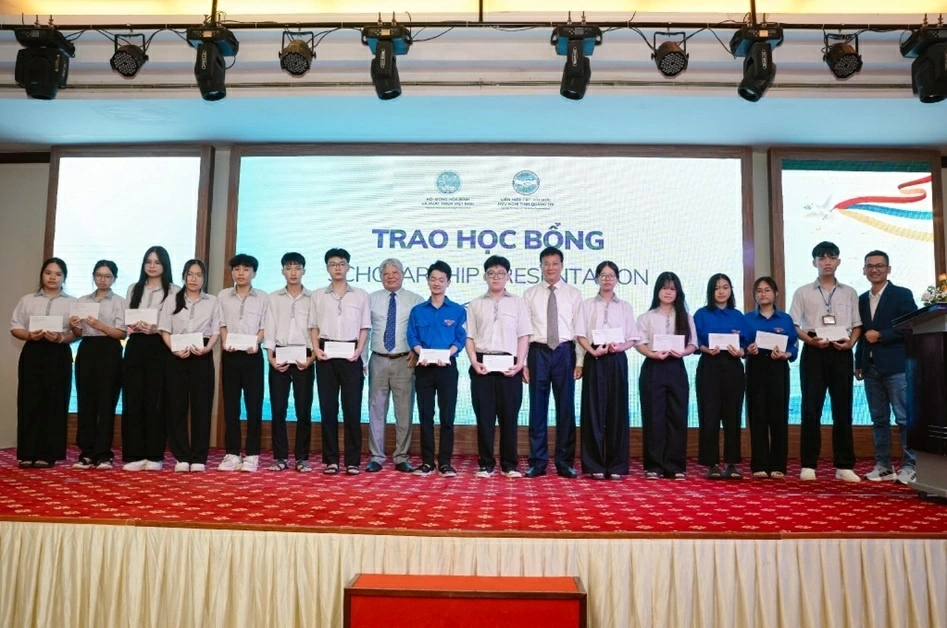 Trao học bổng cho học sinh có hoàn cảnh khó khăn, góp phần lan tỏa những giá trị nhân ái và tinh thần hòa bình. (Nguồn: BTC)