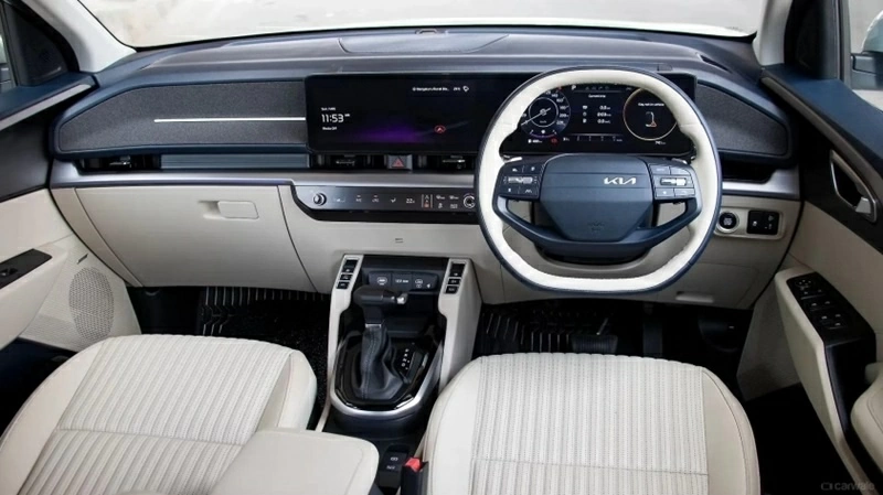 Tham khảo cấu hình Kia Carens 2026 tại thị trường quốc tế, mẫu xe MPV này được trang bị hai màn hình 10,25 inch nối liền.