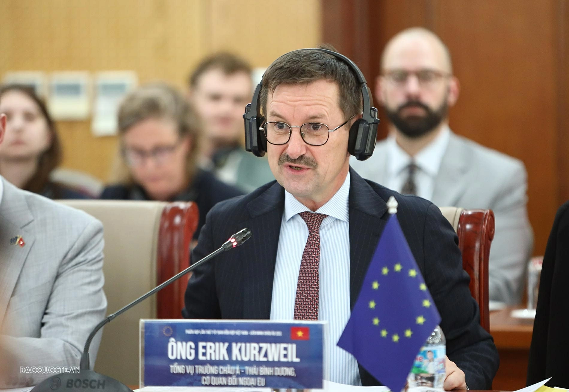 ông Erik Kurzweil, Tổng Vụ trưởng Châu Á - Thái Bình Dương, Cơ quan Đối ngoại Liên minh Châu Âu (EEAS) phát biểu tại phiên họp. (Ảnh: Thành Long) ông Erik Kurzweil, Tổng Vụ trưởng Châu Á - Thái Bình Dương, Cơ quan Đối ngoại Liên minh Châu Âu (EEAS) phát biểu tại phiên họp. (Ảnh: Thành Long)