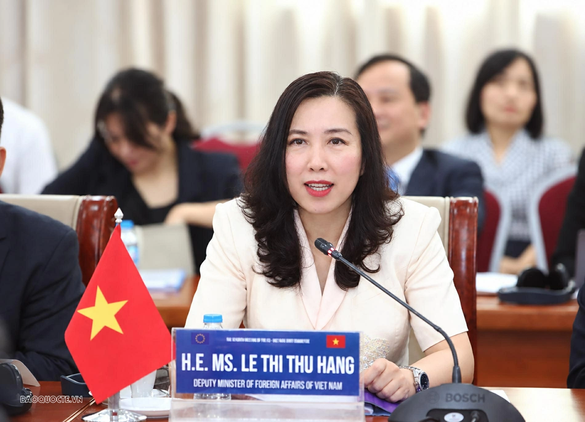 Thứ trưởng Lê Thị Thu Hằng phát biểu tại phiên họp. (Ảnh: Thành Long)