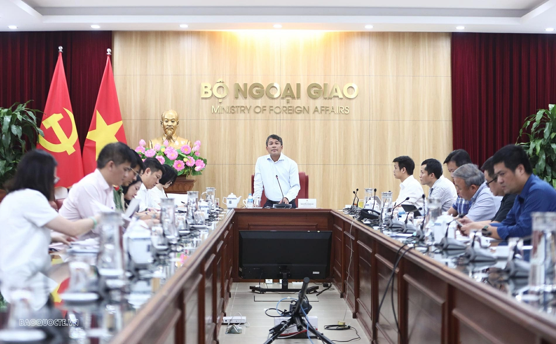 Ủy viên Trung ương Đảng, Thứ trưởng Thường trực Bộ Ngoại giao Nguyễn Minh Vũ, Trưởng Ban Thư ký Quốc gia APEC 2027 cuộc họp cập nhật tiến độ triển khai công tác chuẩn bị cho Năm APEC 2027. Ủy viên Trung ương Đảng, Thứ trưởng Thường trực Bộ Ngoại giao Nguyễn Minh Vũ, Trưởng Ban Thư ký Quốc gia APEC 2027 cuộc họp cập nhật tiến độ triển khai công tác chuẩn bị cho Năm APEC 2027.