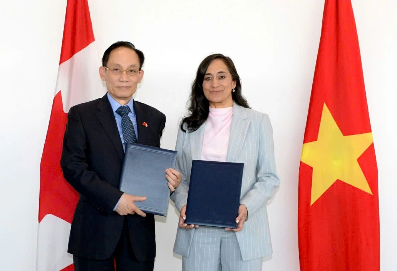 Ủy viên Bộ Chính trị, Bộ trưởng Ngoại giao Lê Hoài Trung hội đàm với Bộ trưởng Ngoại giao Canada Anita Anand Ủy viên Bộ Chính trị, Bộ trưởng Ngoại giao Lê Hoài Trung hội đàm với Bộ trưởng Ngoại giao Canada Anita Anand