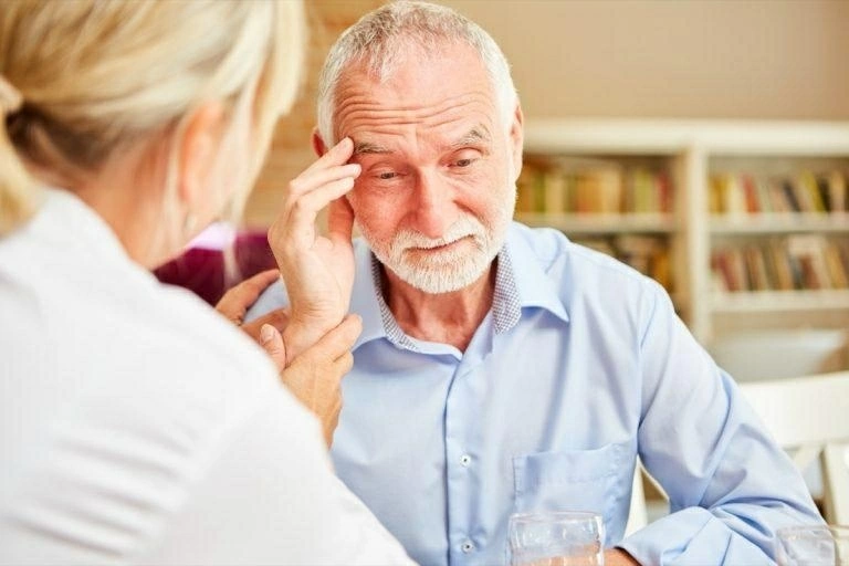 Những dấu hiệu dễ bị bỏ qua từ sớm của người sa sút trí tuệ
