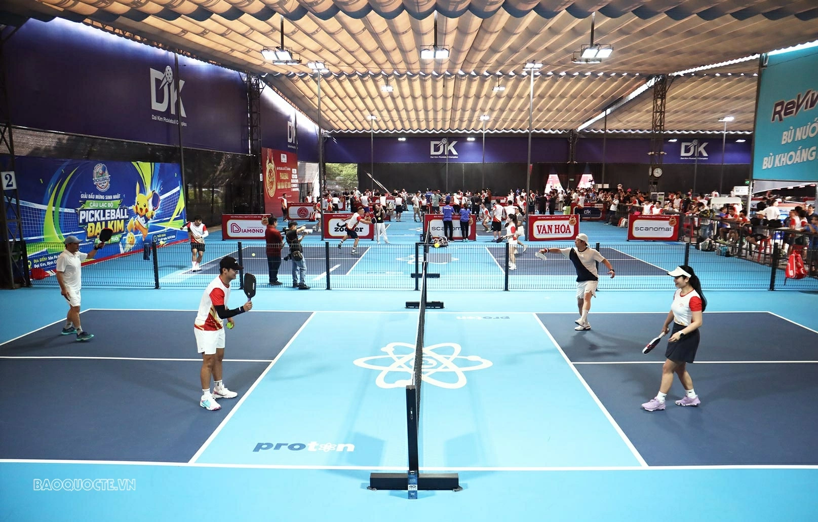 Giải Pickleball Báo Văn hóa - “Pickleball Văn hóa Việt 2026” do Báo Văn Hóa phối hợp với Công ty Cổ phần Diamond Communication và Công ty Cổ phần V-Global Holdings tổ chức, quy tụ gần 300 vận động viên tranh tài tại ba hạng mục: Giải Lãnh đạo, Giải Văn nghệ sĩ - Truyền thông và Giải Phong trào.