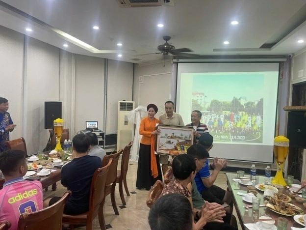 Ông Ngô Quang Mạnh Chủ tịch CLB lão tướng thành phố Bắc Ninh tặng quà lưu niệm chúc mừng 25 năm thành lập CLB Bóng đá cựu cầu thủ Bộ Ngoại giao.