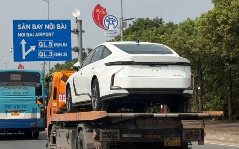 Những chiếc Lexus ES thế hệ mới đã xuất hiện trên đường phố Việt Nam.