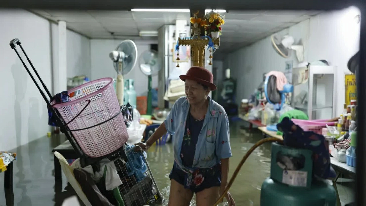 Một người chăm sóc cửa hàng bị ngập lụt của họ ở quận Bang Bua của Bangkok vào ngày 26 tháng 9 năm 2026. (Ảnh chụp bởi WIKUS DE WET / AFP qua Getty Images)