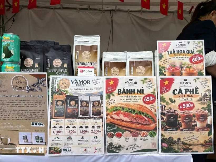 Bánh mì và cà phê sữa đá là hai món yêu thích của nhiều người Nhật Bản từng sinh sống ở Việt Nam. (Nguồn: TTXVN)