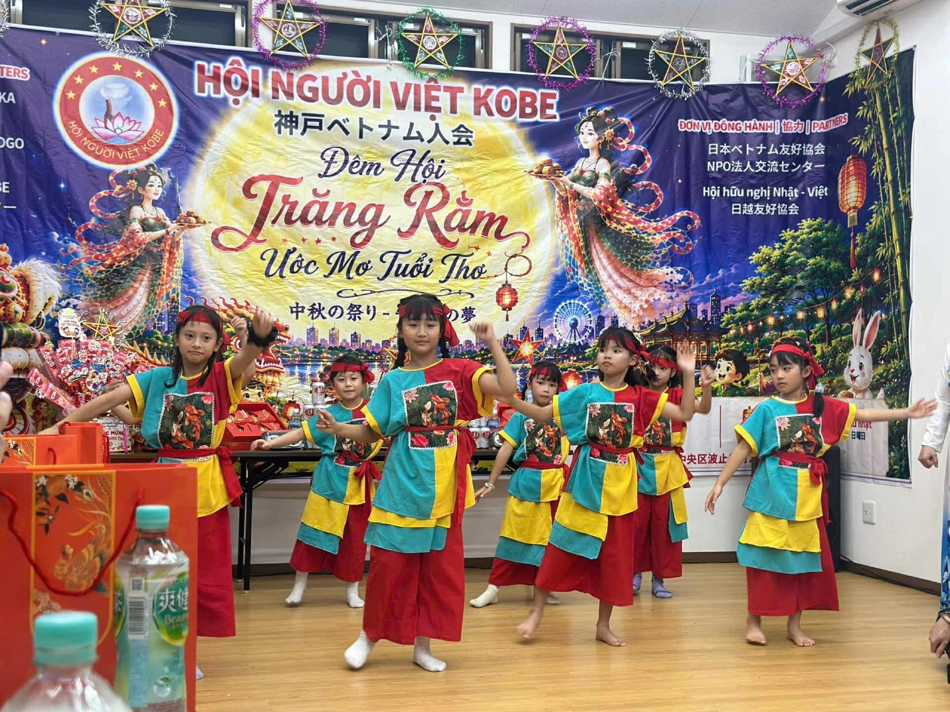 Đưa hương vị Trung thu tới mỗi em nhỏ tại Nhật Bản Đưa hương vị Trung thu tới mỗi em nhỏ tại Nhật Bản