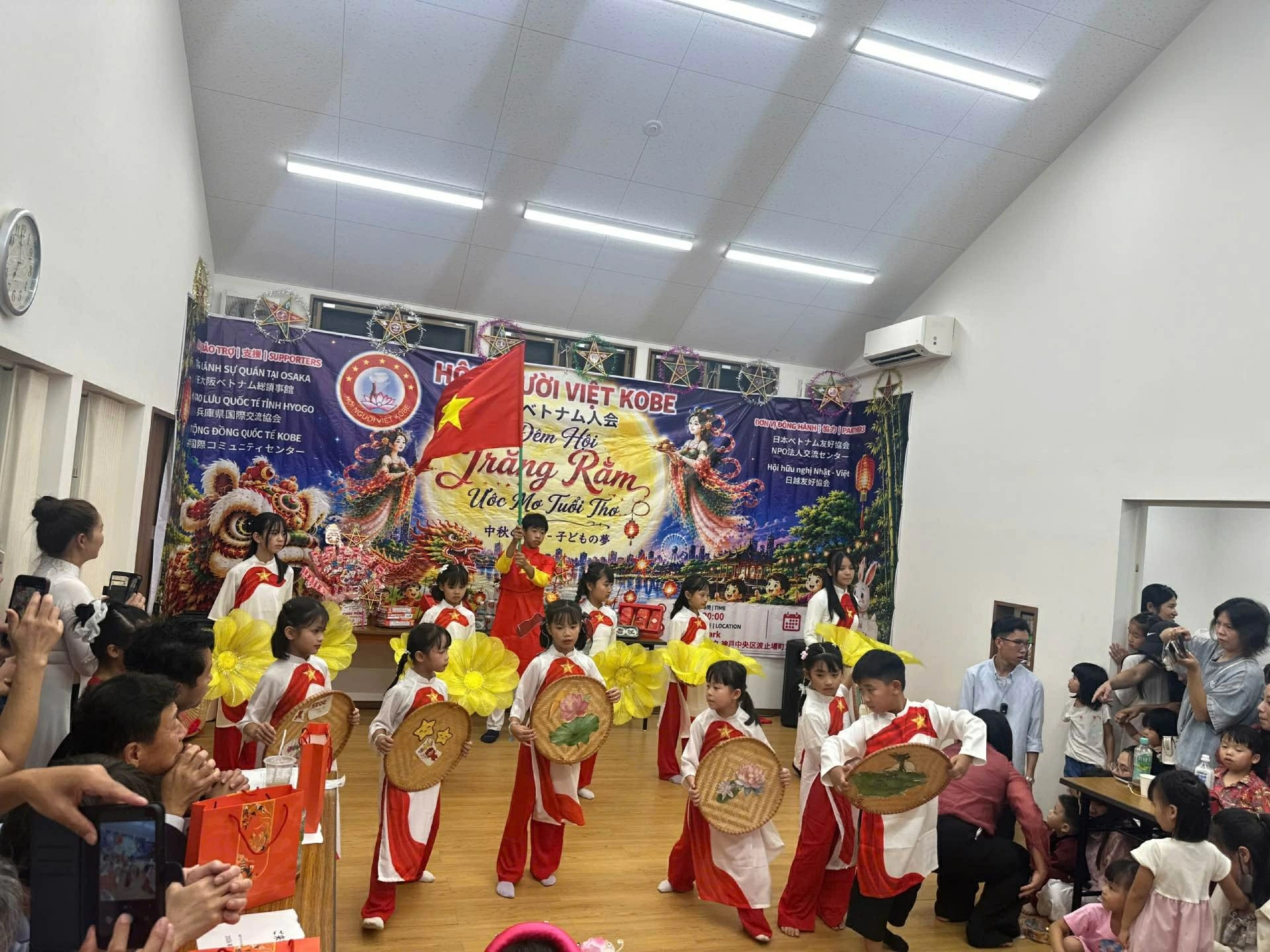 Đưa hương vị Trung thu tới mỗi em nhỏ tại Nhật Bản Đưa hương vị Trung thu tới mỗi em nhỏ tại Nhật Bản