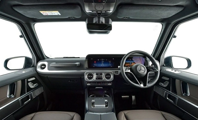 Mercedes-Benz không thay đổi bố cục khoang lái của G-Class hiện hành mà chủ yếu dùng màu sắc và vật liệu để tạo sự khác biệt.