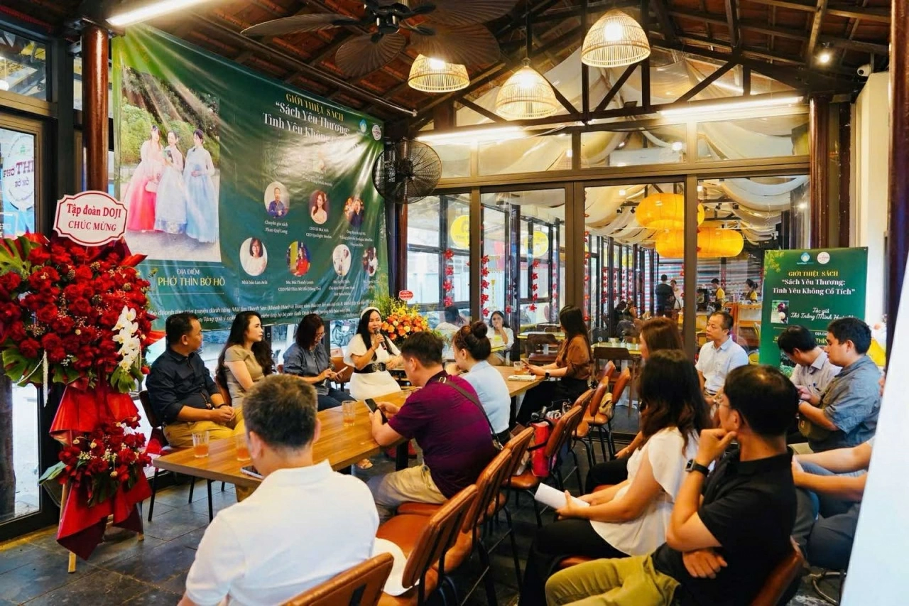 Tình yêu không cổ tích về Hà Nội mùa Thu: Từ trang sách đến hành trình 200 triệu đồng trao yêu thương