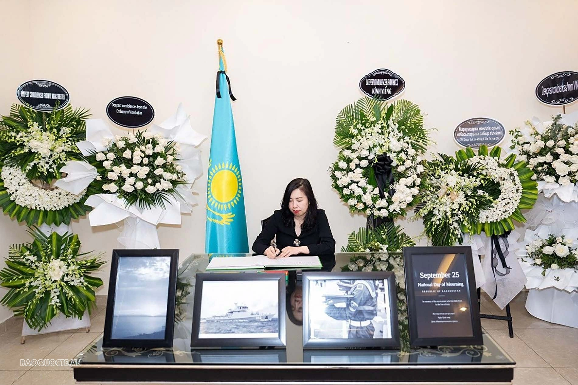 Thứ trưởng Ngoại giao Lê Thị Thu Hằng viếng các quân nhân Kazakhstan hy sinh