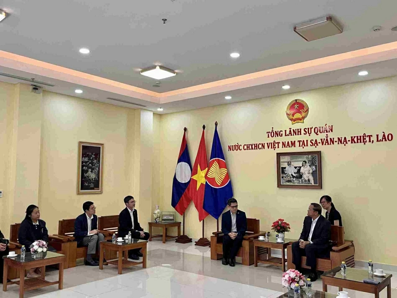 Toàn cảnh cuộc gặp giữa Tổng Lãnh sự Nguyễn Văn Dũng và Tổng Lãnh sự Thái Lan Patt Padhamachit tại Savannakhet.