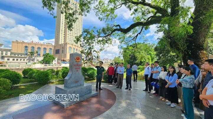 Bồi dưỡng kiến thức về biên giới lãnh thổ qua thực tế tại Móng Cái, Quảng Ninh