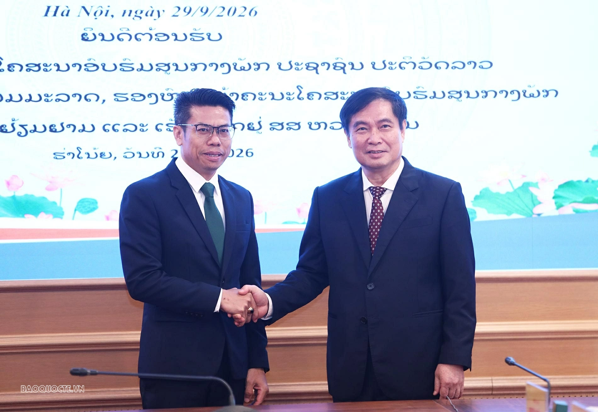 Đồng chí Phan Xuân Thuỷ, Phó Trưởng Ban Tuyên giáo Trung ương và đồng chí Sakhone Phommalath, Phó Trưởng Ban Tuyên huấn Trung ương Đảng Nhân dân cách mạng Lào. (Ảnh: Thành Long)