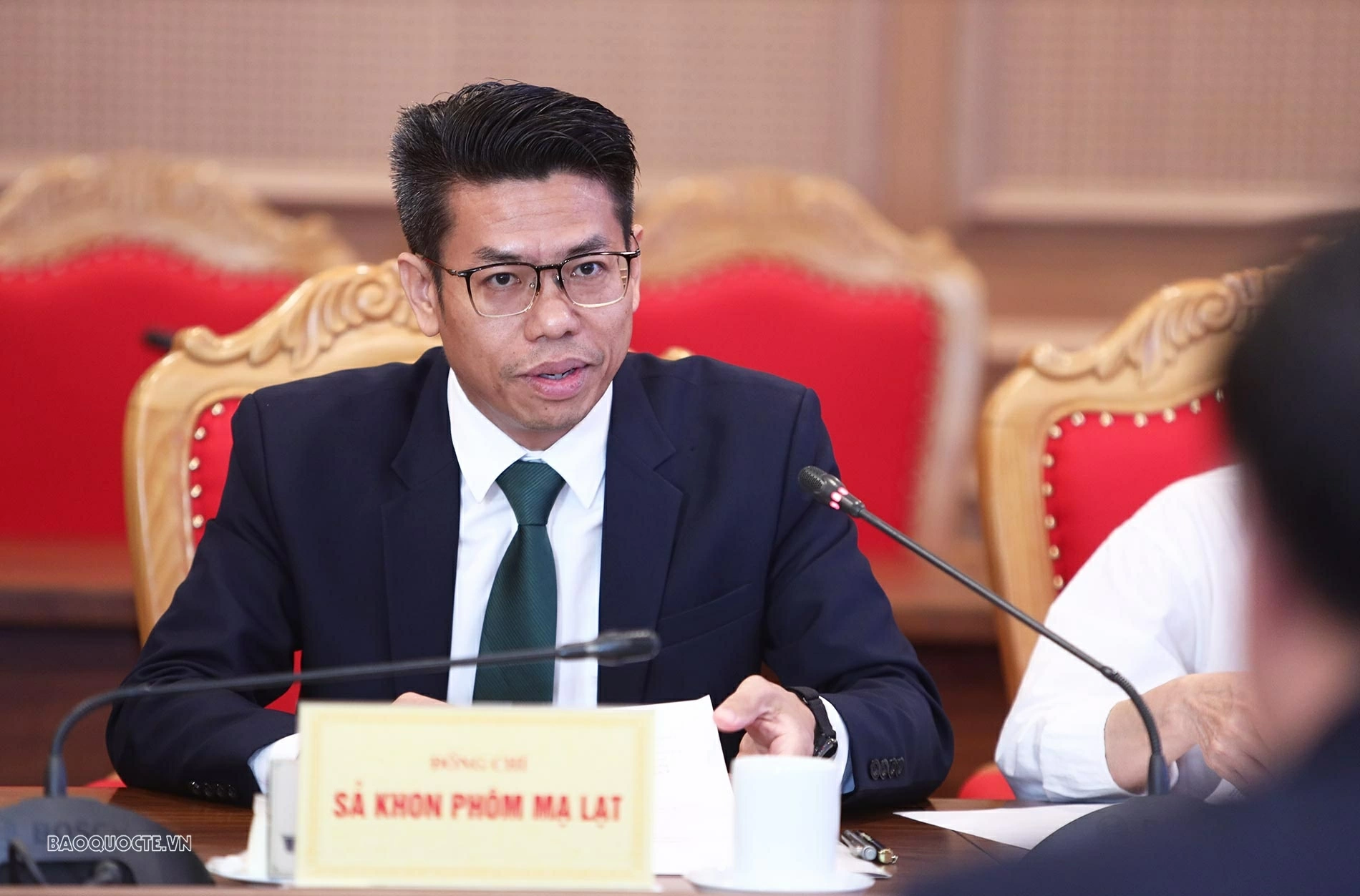 Phó Trưởng Ban Tuyên huấn Trung ương Đảng Nhân dân Cách mạng Lào Sakhone Phommalath phát biểu tại Hội đàm. (Ảnh: Thành Long)